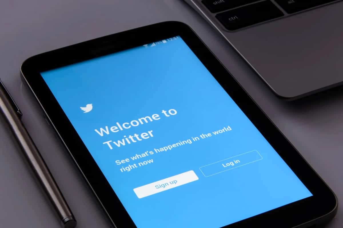 7 Cybersecurity Experts You Should Follow On Twitter