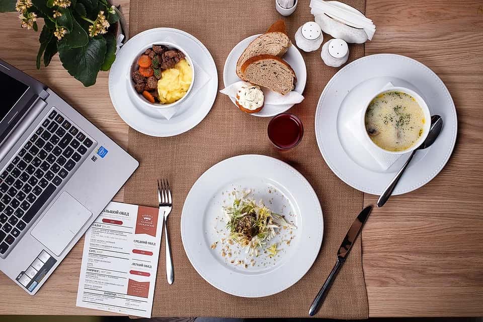How Indian Food Tech Giants Swiggy And Zomato Are Using AI To Improve Customer Experience