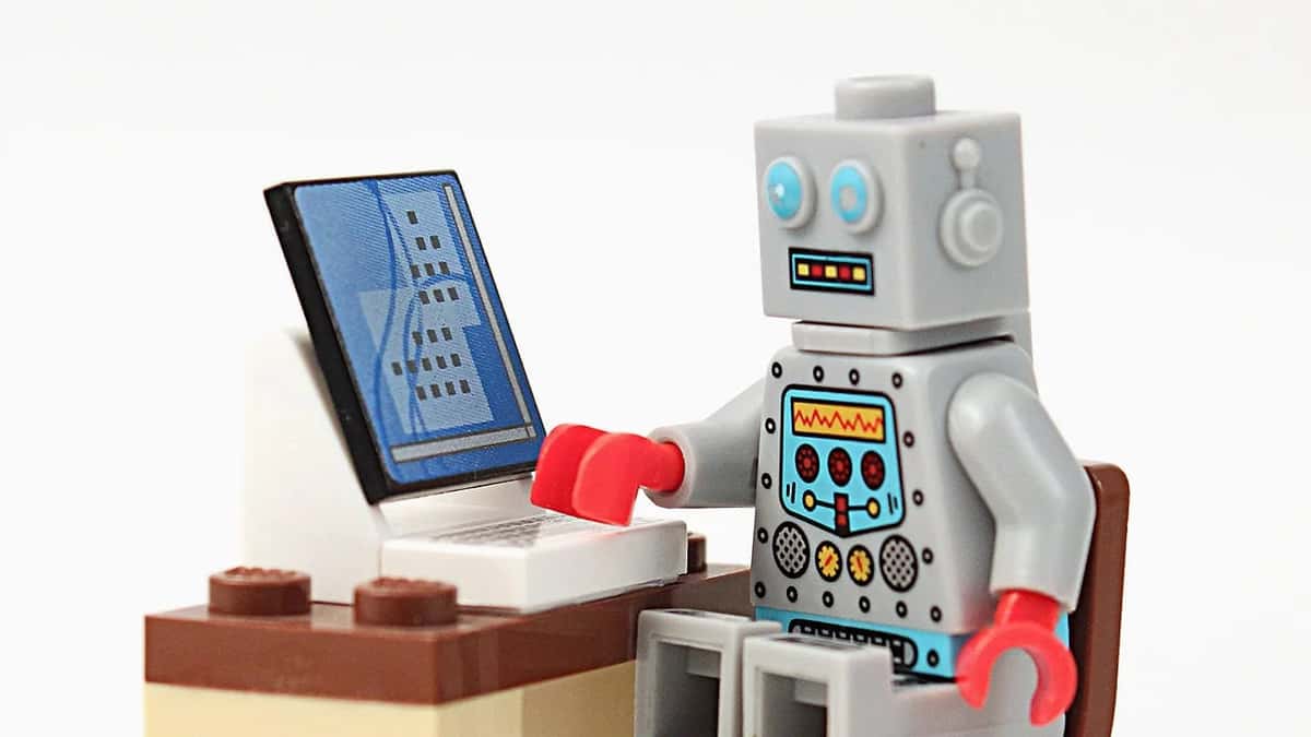 A peek into the mind of a HRbot