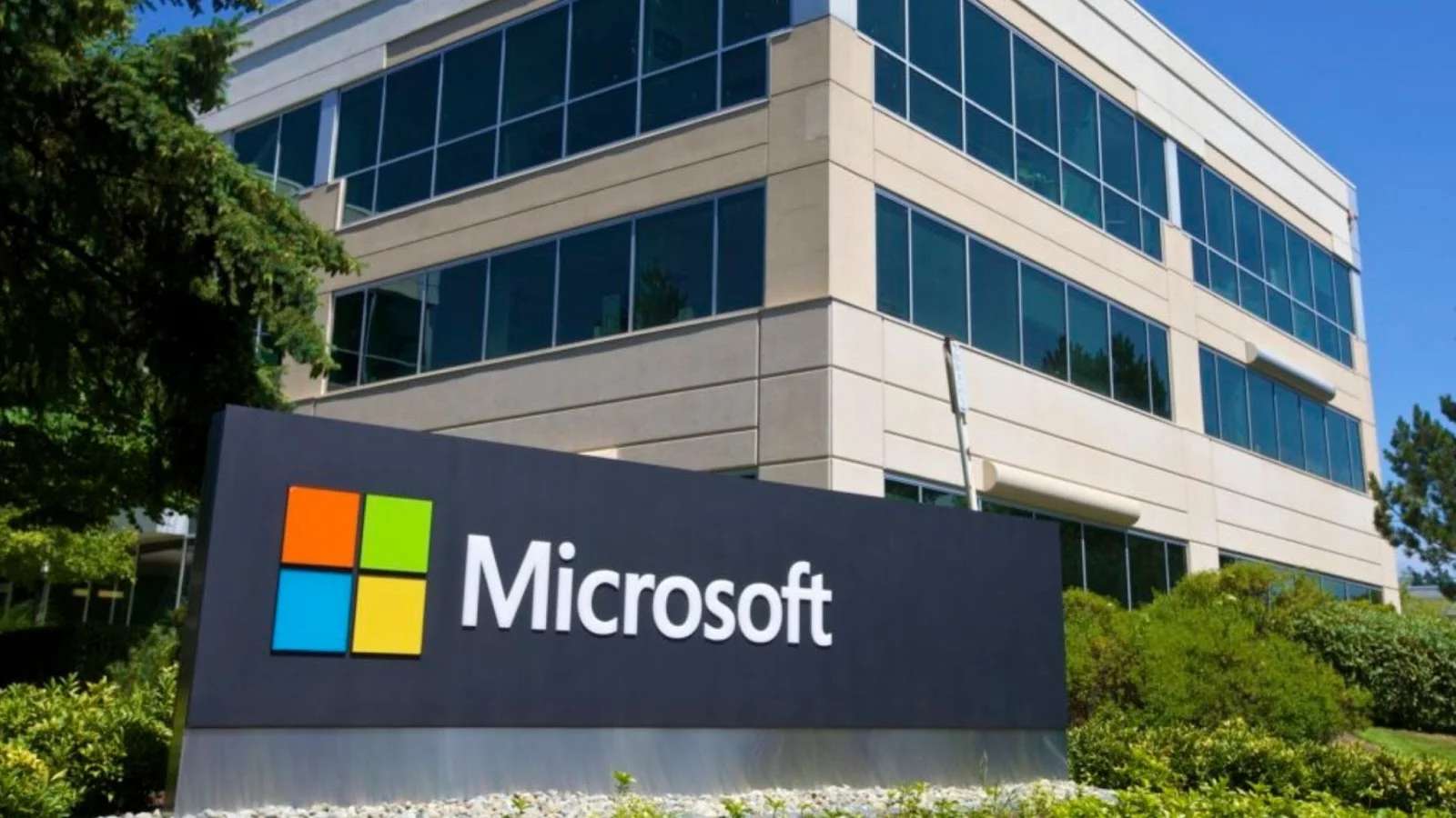 Microsoft Bets Big on Azure Despite its Decline in Revenue Growth