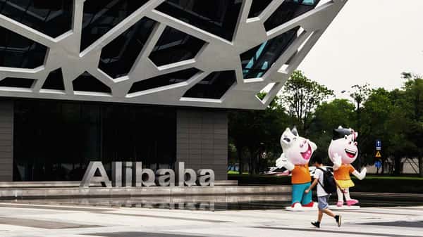 Alibaba Unveils New Qwen AI Smart Glasses to Compete With Meta